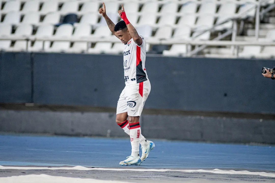 Alerrandro comemora gol do Vitória sobre o Botafogo