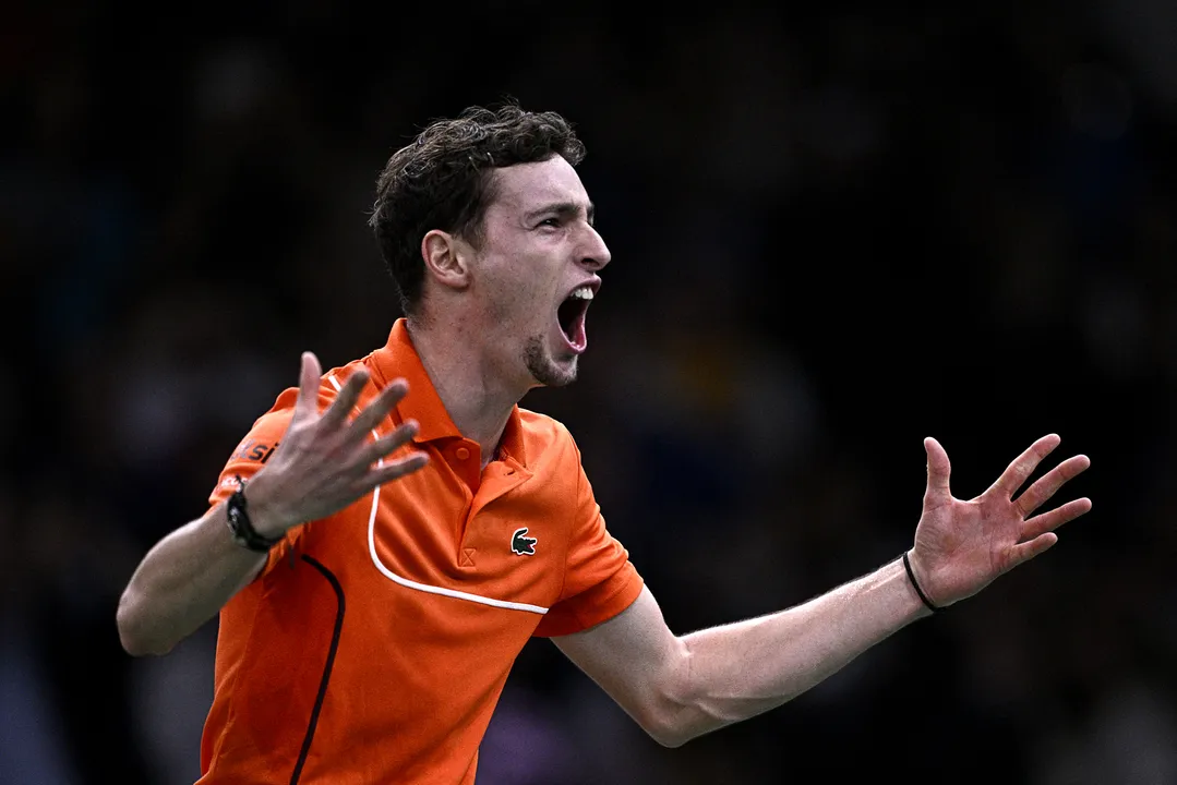 O francês Ugo Humbert comemora após vencer o espanhol Carlos Alcaraz e avançar às quartas do Masters 1000 de Paris