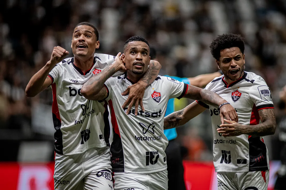Alerrandro comemorando gol contra o Atlético-MG