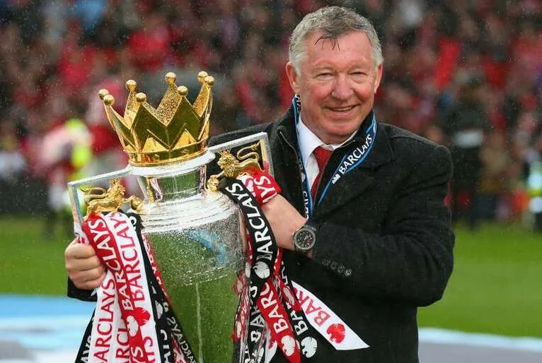 Alex Ferguson com troféu da Premier League