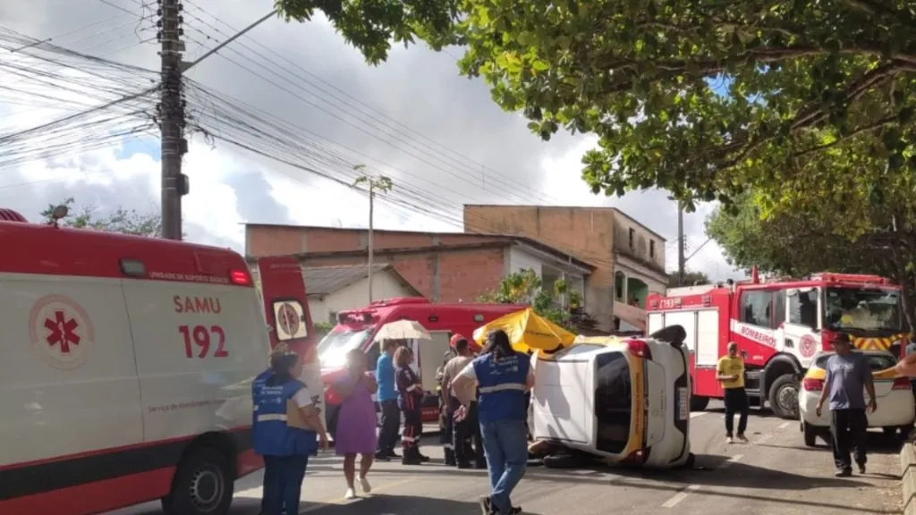 O carro percorreu cerca de 100 metros em marcha-ré até colidir com dois carros