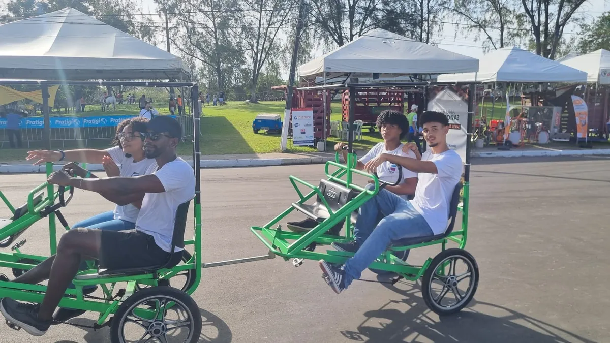 Alunos do Centro Estadual de Educação Mãe Stella pegando carona na agrobike do Grupo A TARDE