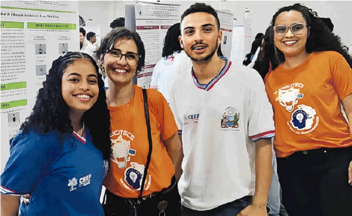 Alana, Margarete, Arthur e Nádia: equipe focada na produção de repelente bom e barato, em projeto premiado