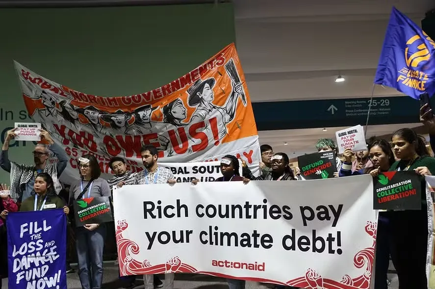 Último dia da COP29 foi marcado por intensos protestos que pediam comprometimento maior dos paises ricos com financiamento climático