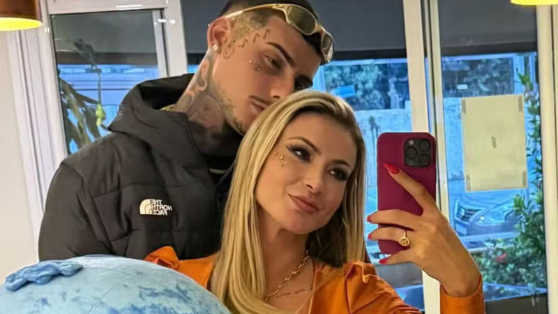 Andressa Urach e Cassiano França comemoraram o primeiro dia de namoro tatuando os nomes um do outro.