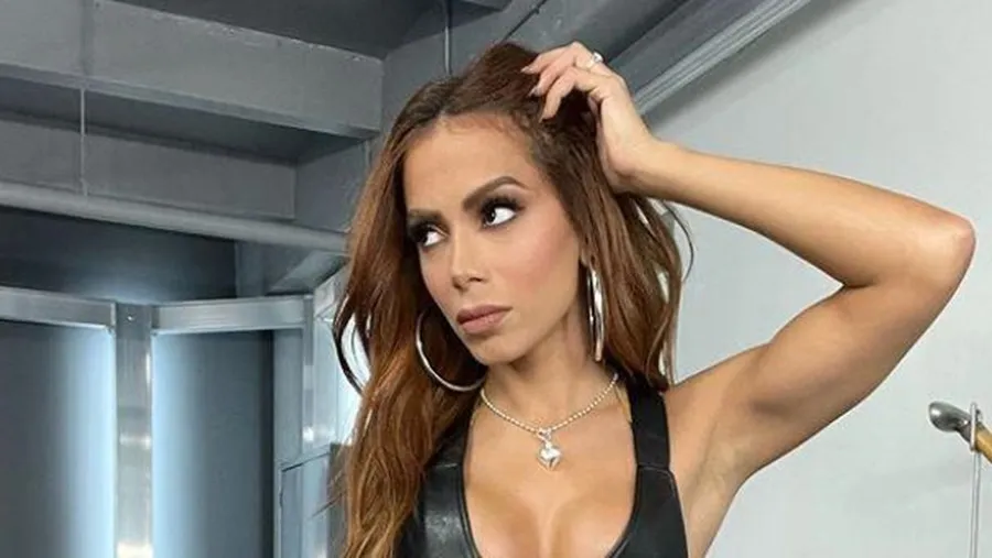 Anitta revelou que está lendo o livro ‘Onde andará Dulce Veiga’