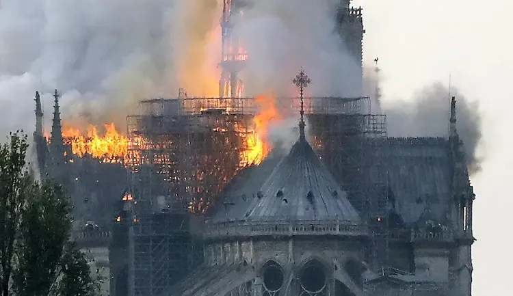 Em 15 de abril de 2019, o telhado da catedral explodiu