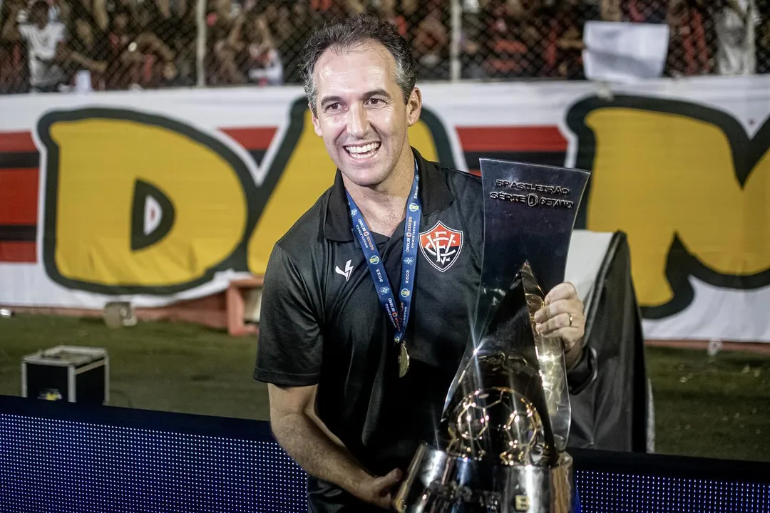 Léo Condé com o troféu da Série B do Brasileirão de 2023