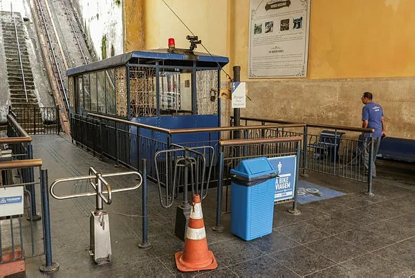 Técnicos da pasta avaliam as condições do ascensor