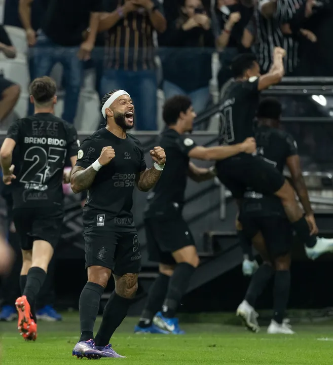 Depay comemora seu primeiro gol pelo Corinthians