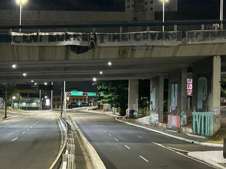 Grupo de torcedores do Bahia protestam contra o treinador Rogério Ceni