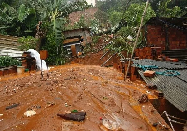 Deslizamento de terra no bairro de Saramandaia