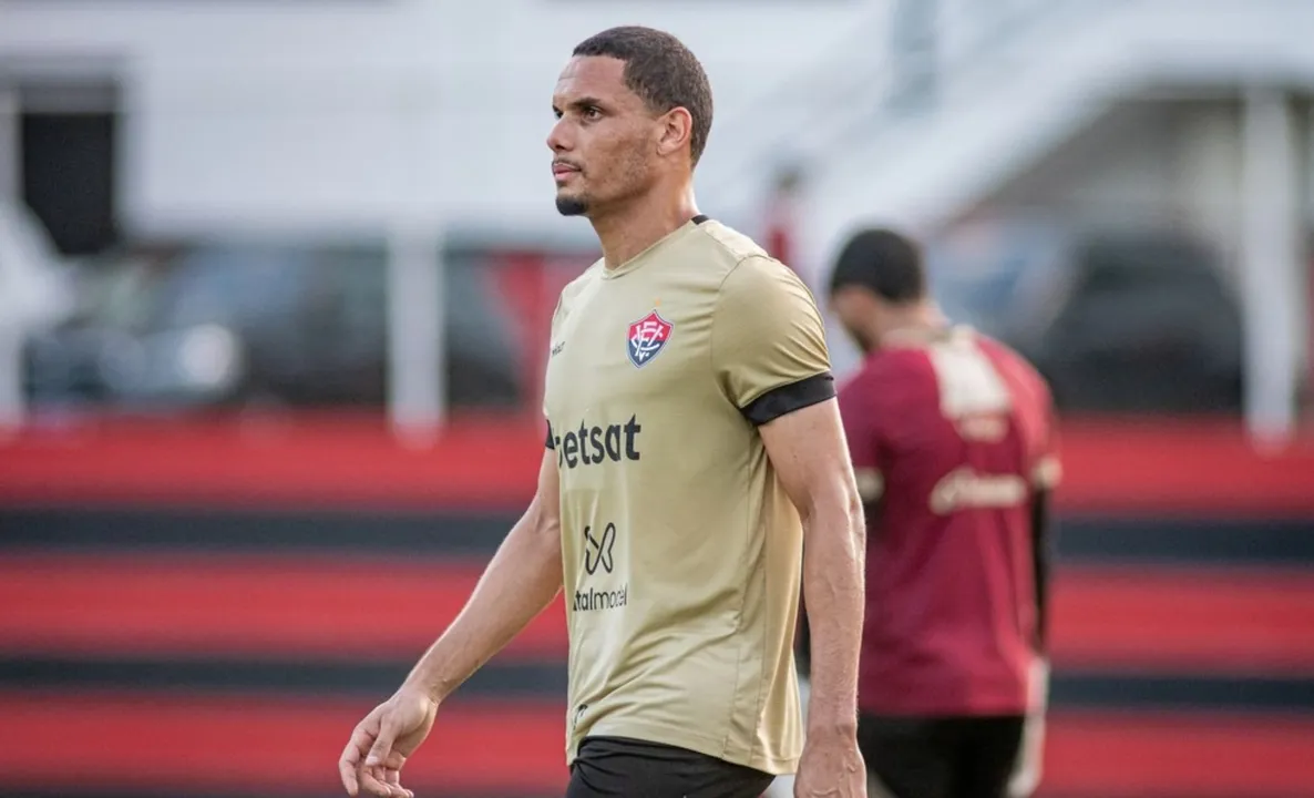 Zagueiro Neris em treino do Vitória