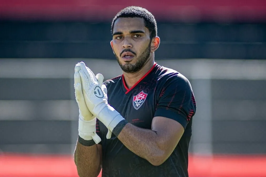 Lucas Arcanjo em treino pelo Vitória