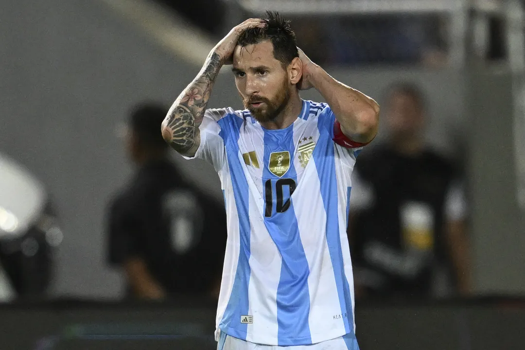 Messi em campo pela seleção argentina contra a Venezuela