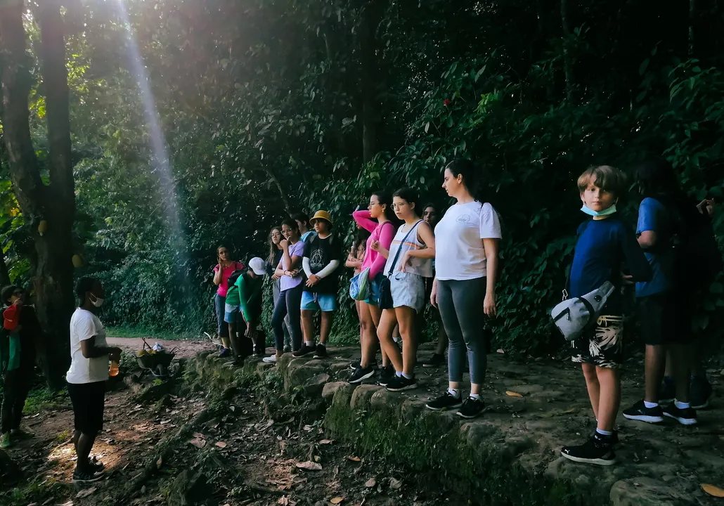 Os passeios são acompanhados por educadores e psicólogos, e as vagas são limitadas