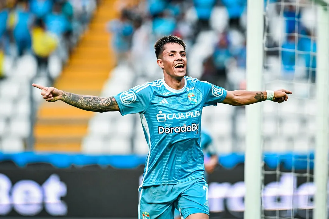 Santiago González celebra gol com a camisa do Sporting Cristal