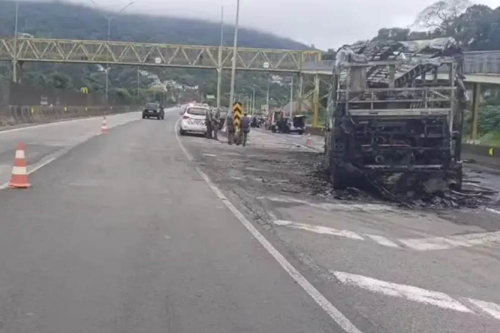 Um ônibus foi incendiado e outro danificado em confronto na Rodovia  Fernão Dias