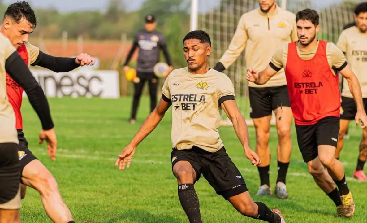 Eliel Costa em treinamento pelo Criciúma