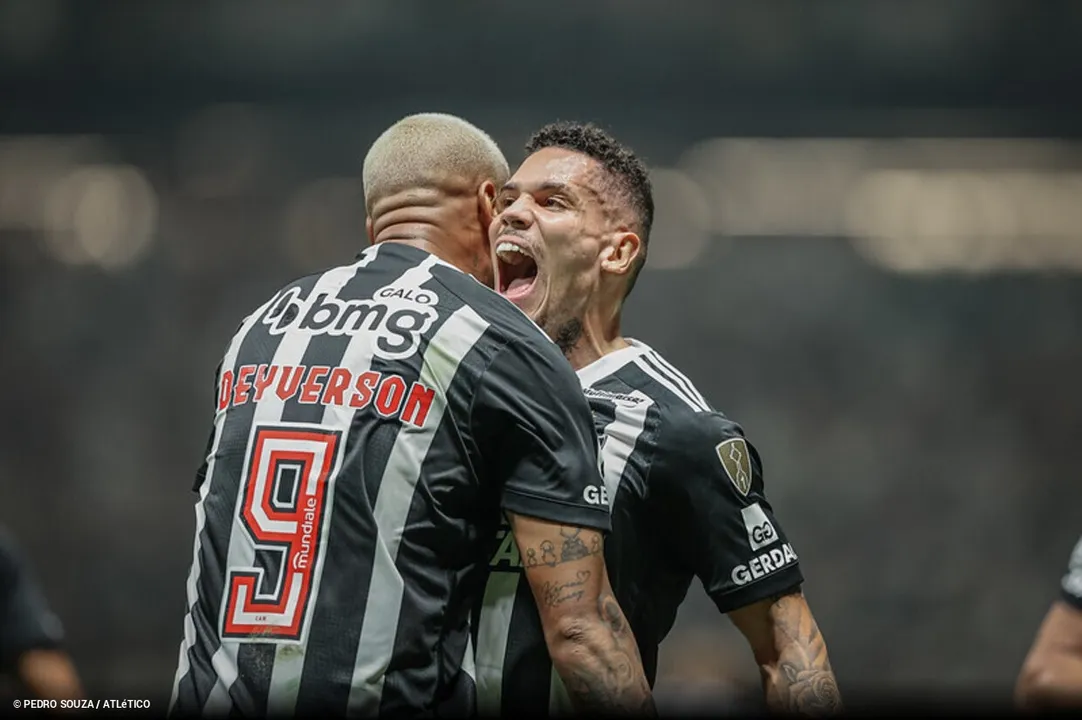 Jogadores comemorando o gol contra o River Plate