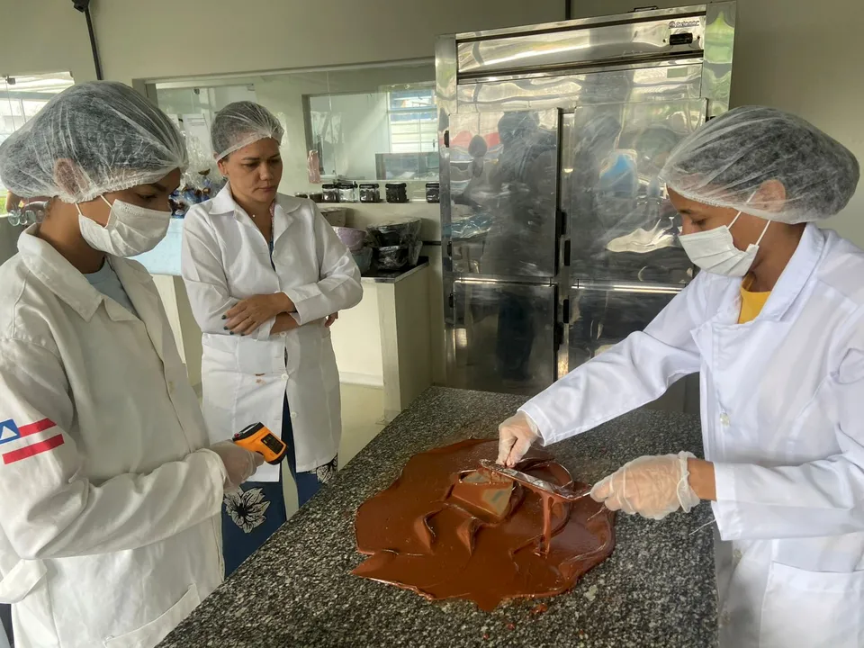 A produção de derivados do cacau estará representada por unidades da rede baiana de fábrica escola de chocolate