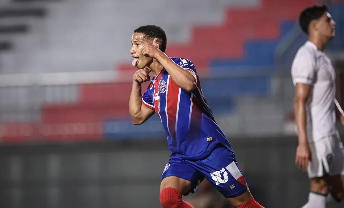 TIago comemorando o segundo gol do Bahia diante do Goiás