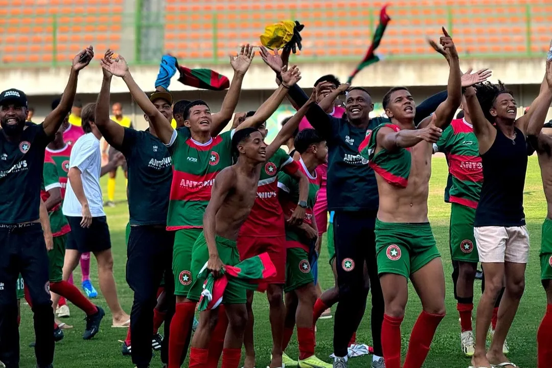 Jogadores do Estrela de Março comemoram classificação para a final do Baianão sub-17