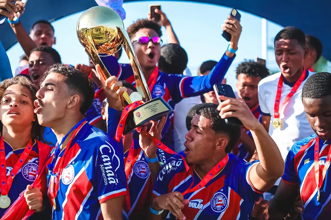 Jogadores do Bahia comemorando título do Campeonato Baiano Sub17