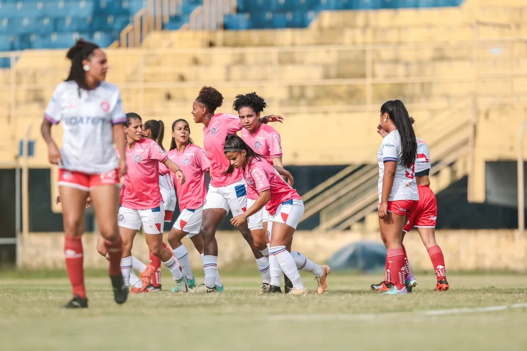 Mulheres de Aço comemoram um dos gols sobre o Barcelona de Ilhéus