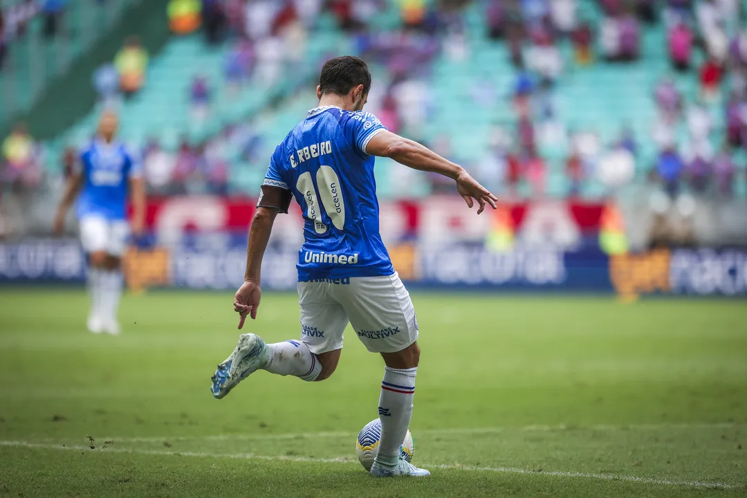 Éverton Ribeiro durante a partida contra o Athletico-PR