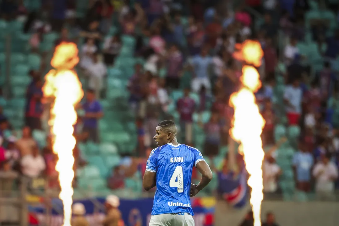 Zagueiro Kanu no duelo entre Bahia e Athletico-PR