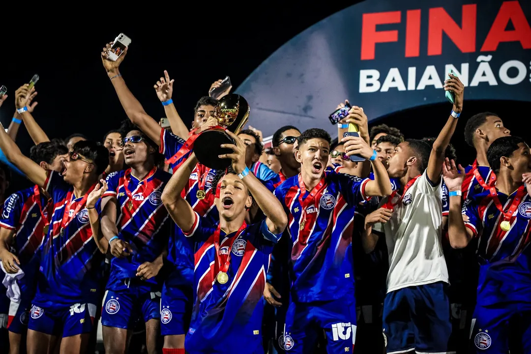 Jogadores do Bahia comemorando o tricampeonato do Baianão Sub15