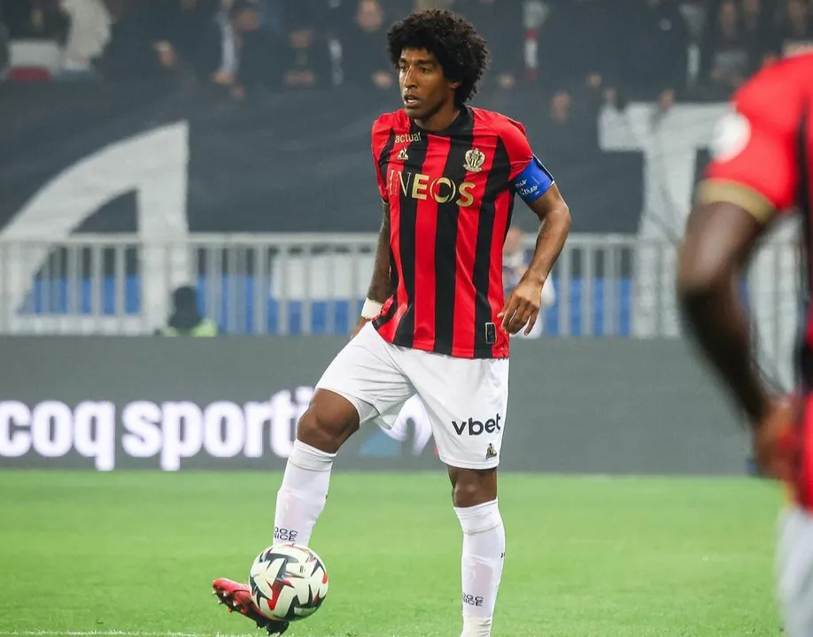 Dante durante partica com o Nice