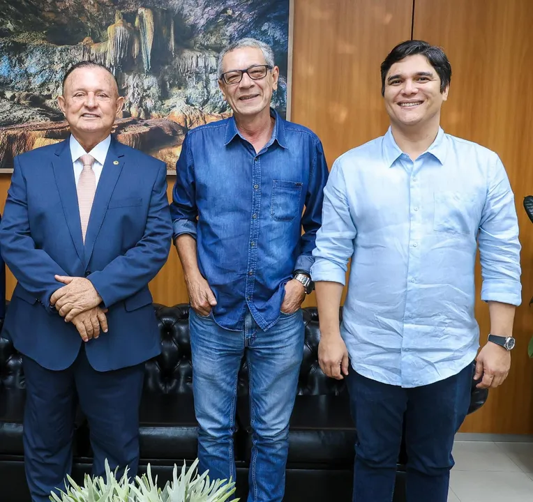 Adolfo recebeu a visita do presidente do PV da Bahia, Ivanilson Gomes, e do deputado "verde" Vitor Bonfim.