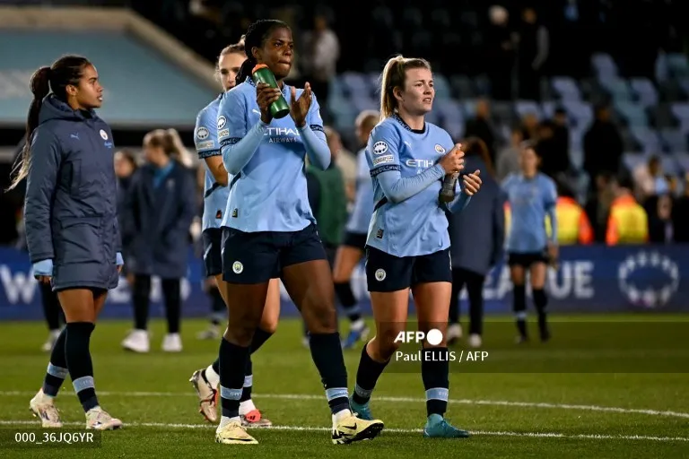 Jogadoras do Manchester City celebram vitória diante do Barcelona fora de casa na Champions feminina