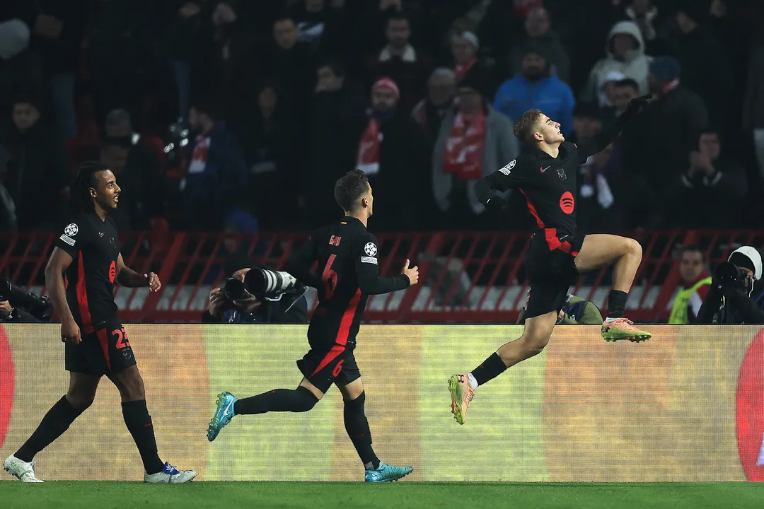 Meio-campista espanhol Fermin Lopez comemora o gol da vitória do Barça na Sérvia