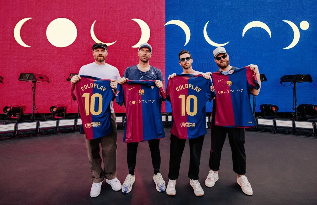 Membros da Coldplay posam com camisa especial do Barcelona