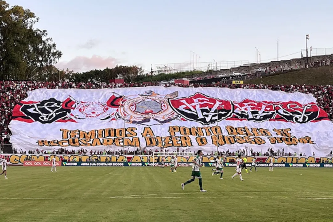 Galera Colossal fazendo a festa nas arquibancadas do Barradão