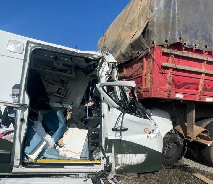 A ambulância bateu na traseira do caminhão