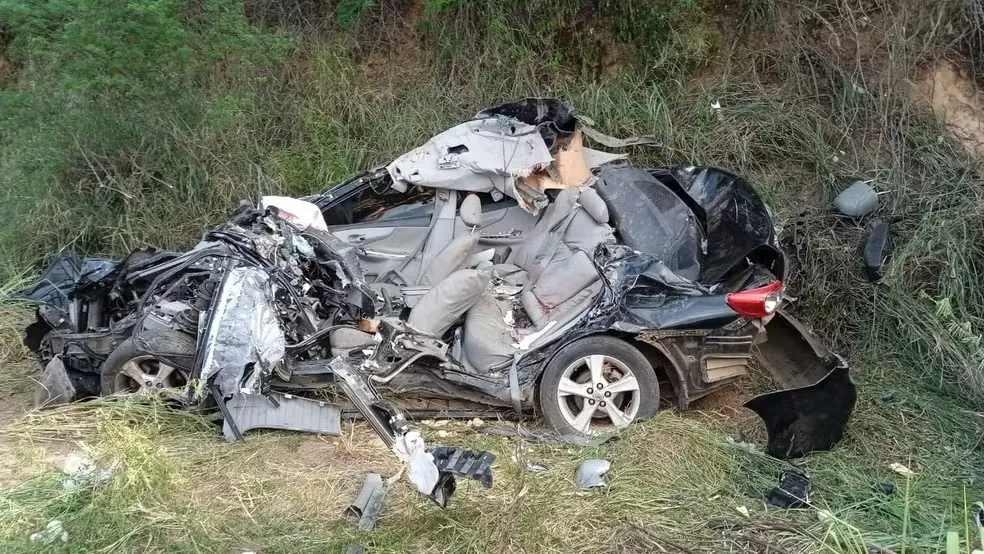 Imagem ilustrativa da imagem Batida entre carro e caminhão deixa duas pessoas mortas e três feridas