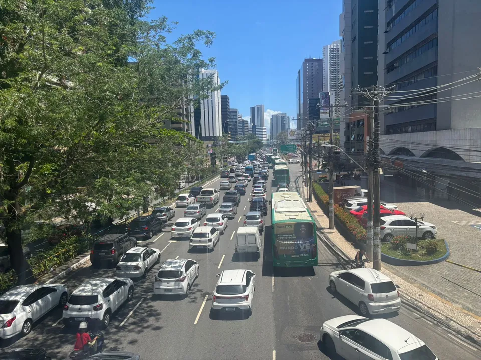 Trânsito ficou lento na avenida Tancredo Neves