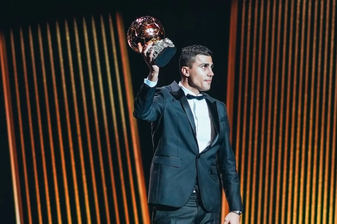 Rodri celebra Bola de Ouro que recebeu da France Football