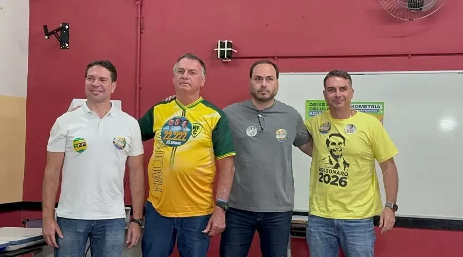 Jair Bolsonaro e filhos em votação