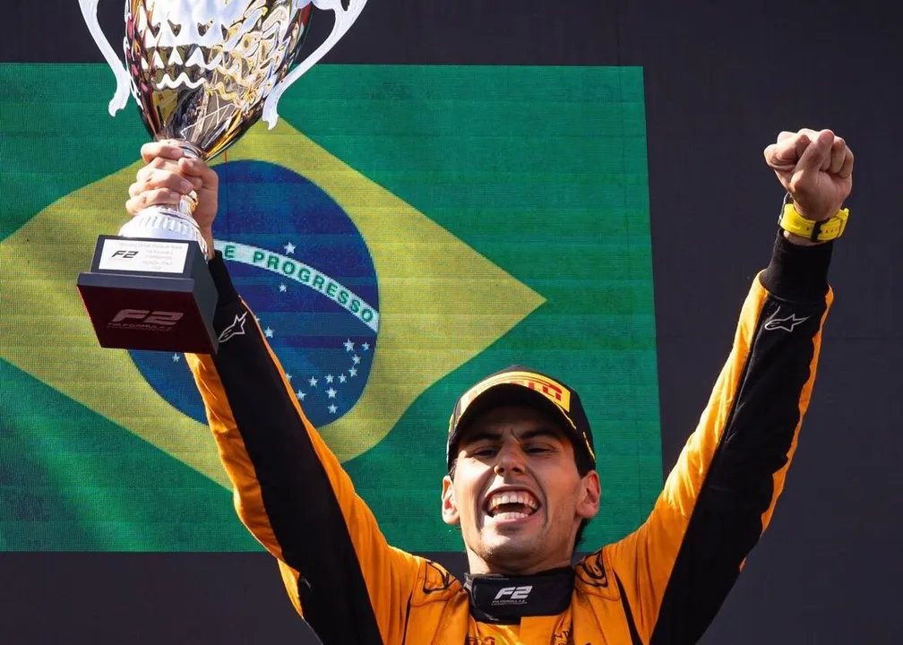 Gabriel Botoleto com troféu da Fórmula 2