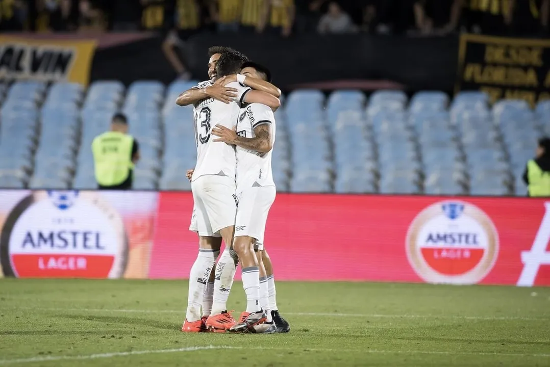 Jogadores celebram gol marcado por Almada