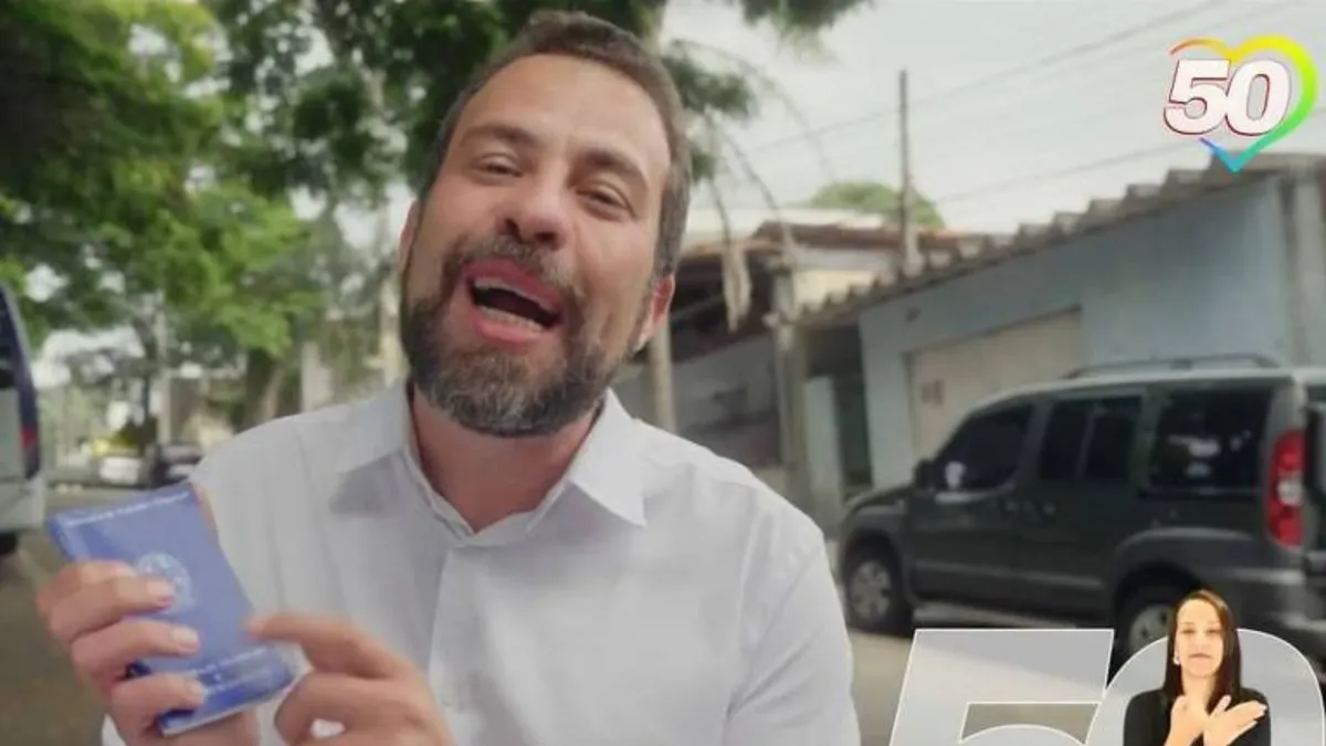 Boulos aparece com carteira de trabalho