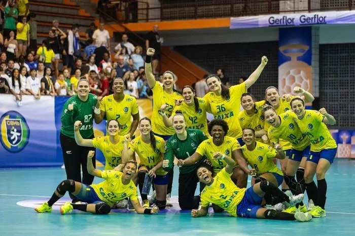 Jogadoras do Brasil comemorando vitória