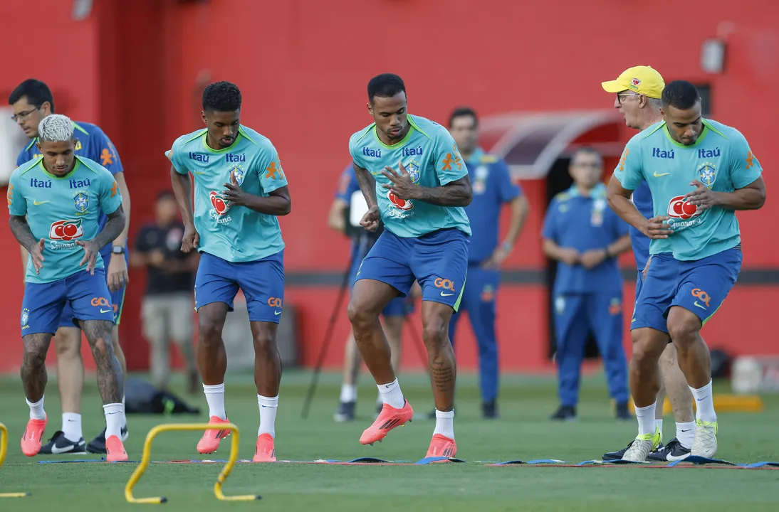 Jgadores da Seleção Brasileira treinando