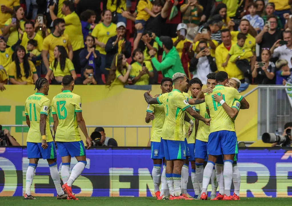 Jogadores da Seleção Brasileira comemorando gol