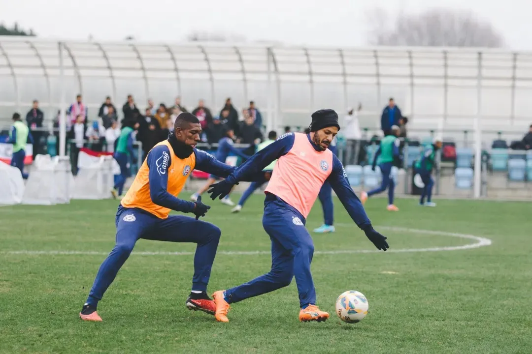 Elenco do Bahia durante treinamento em Manchester, na Inglaterra